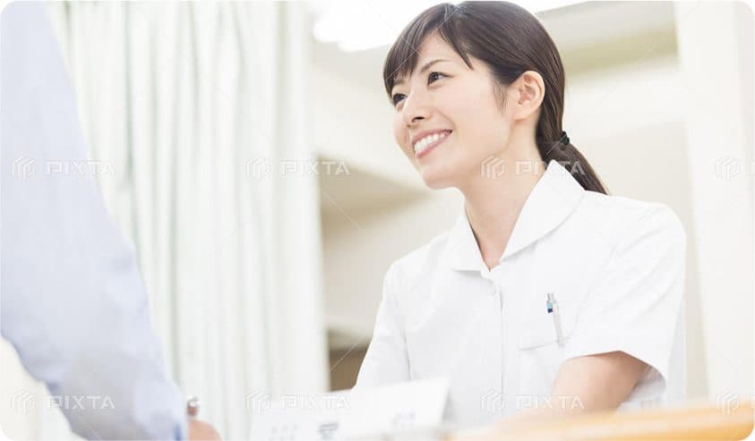 受付で対応するスタッフ